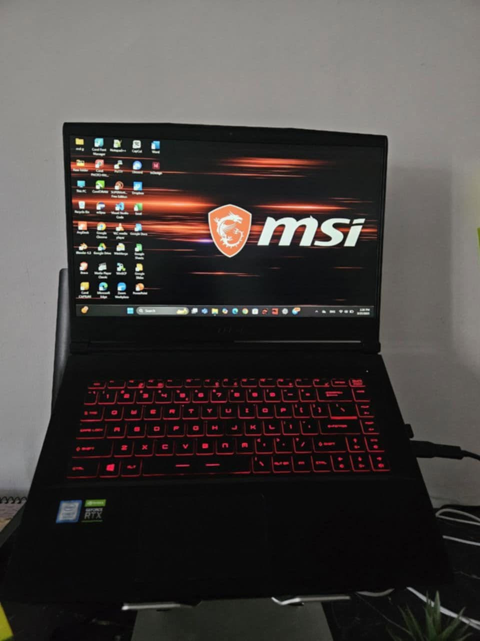 لابتوب MSI Gaming – نظافة90 %
جهاز قوي جدًا للألعاب، التصميم، المونتاج، والبرامج الهندسية.

🔹 المواصفات:

المعالج: Intel Core i7-9750H (الجيل التاسع)
• 6 أنوية / 12 مسار
• تردد يصل إلى 4.5GHz
• كاش 12MB

✅ كرت الشاشة: NVIDIA GeForce RTX 2060 6GB GDDR6
• يدعم Ray Tracing و DLSS
• أداء ممتاز للألعاب الحديثة والمونتاج

✅ الكرت المدمج: Intel UHD Graphics 630

✅ الرام: 16GB DDR4
• قابلة للترقية

✅ التخزين: 954GB SSD NVMe
• سرعة عالية جدًا في تشغيل النظام والبرامج

✅ الشاشة: 15.6” Full HD
• معدل تحديث مرتفع (120Hz – 144Hz)

✅ النظام: Windows 11

✅ لوحة مفاتيح RGB بإضاءة خلفية 

السعر 750 الف 🤍
*********** 💙
مكاني بالنجف واگدر اوصلها

