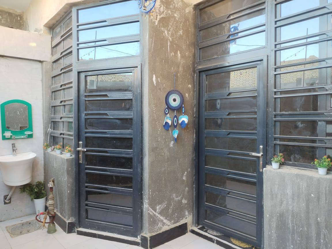 بيت مساحته 100 متر طابقين الطابق الاول يحتوي ع غرفه وصاله واستقبال ومطبخ وصحيات الطابق الثاني يحتوي ع 3 غرف وصاله وصحيات السطح شتايكر بناء طابوك صب كونكريت  بناء حديث خدمات ماي مجاري كهرباء التبليط مشمول وشارع قريب كلش العنوان السديناويه قرب مدرسه صفي الدين للاستفسار الاتصال ع الرقم ***********

