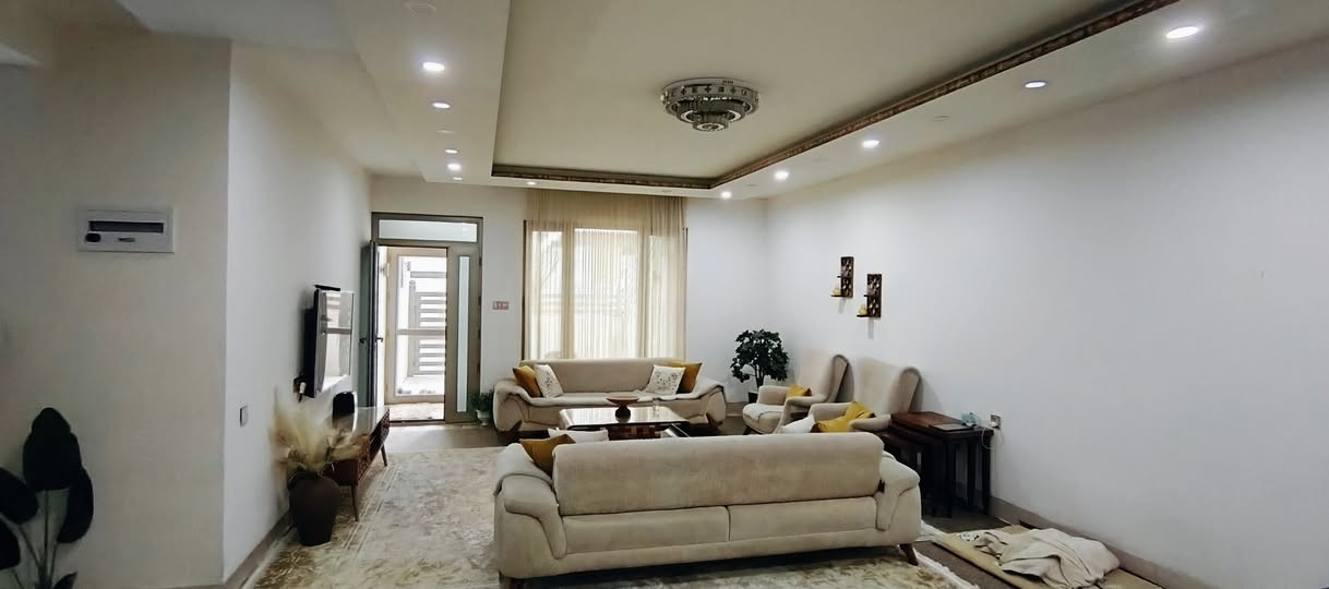 ‏                                      ﷽
              🏢 خانوو بۆ فرۆشتن 🏢

‏ ‎🔺#کۆدی_ژمارە : 1145
📍#دییە سیتی 

📍#ناونیشان :-  دییە سیتی، نزیک فاملی مۆڵ 

‏‌‎🅰️ #ڕووبەر :- ـ   153 مەتر

🌗 #پێشی :-  ـ  9  مەتر

🚧 #شەقام :-  12 مەتری 

🔶#ڕووی :-  ڕۆژئاوا

      
📮 تێبینی :- خانووێکی دوو قات له نزیک شەقامی شست مەتری و فاملی مۆڵ بۆ فرۆشتن. خانووەکە ڕووبەری  153 مەترە و بۆ دوو ماڵی جیادەبێت وە لە شوێنیکی زۆر خۆشدایە نزیکی قوتابخانە و بازاڕ و تەواوی خزمەتگوزاریەکانە. خانووەکە عەرزی کاشیە و سەقفی مەغریبە و دەکتی موبەریدەیە و بە گشتی نرخێکی گونجاوی هەیه. پێکهاتەی خانووەکە بەم شێوەیەیە 

نهۆمی یەکەم/ گەراجی دفن، هۆڵ + مەتبەخ، مساعید مەتبەخ، دوو ژووری نوستنی گەورە و مشتملات 

نهۆمی دووەم/ هۆڵ + مەتبەخ، مساعید مەتبەخ، دوو ژووری نوستنی گەورە و مشتملات، بالکۆن 
...............................
بۆ زانینی نرخی ئەم خانووە ژمارە (1) لە کۆمێنت دابنێ 
................................

‏‌🔸 بۆ زانیاری زیاتر دەتوانن پەیوەندی بکەن :- 
مامۆستا بەرهەم :   *********** 
کاک بەهمەن :         *********** 
.....................
ناونیشانی نوسینگە: سلێمانی تازە،  خوار مزگەوتی ئەبوبەکری صدیق ، بەرامبەر مارکێتی سەردەم
..................
تۆی بەڕێز هەر موڵکێکت هەیە دەتەوێت بیفرۆشیت یان بە کرێی بدەیت  دەتوانیت بۆمان بنێری و بێ بەرامبەر بۆت بڵاو دەکەینەوە
