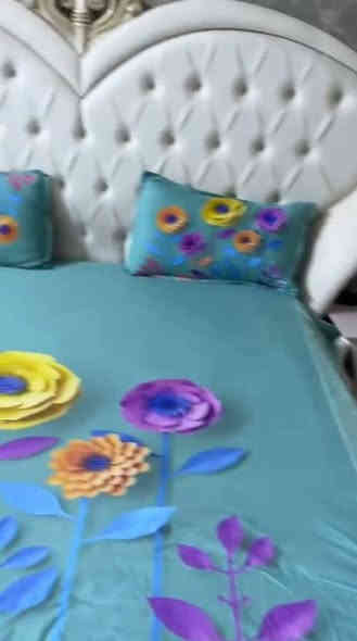 السلام عليكم 
غرفة اخشاب موصى بالنشر 
للفائدة غرفة تركية درجة اولى 
انعرضة هاي الغرفة وصعدت ترن 
لان جانت الوحيدة في دخولهة العراق 
وماكو اختهة  نضام بيبان سلايت سجة تجدح 
الانارة شغالة 
مستعملة جداً نظيفة ما بيها زلغ ولا شخط 
فقط على باب الزوج تفيدة لان كلش جديدة وبيهة مجال المكان القاهرة 
*********** متواجد واساب
@الجميع بغداد
