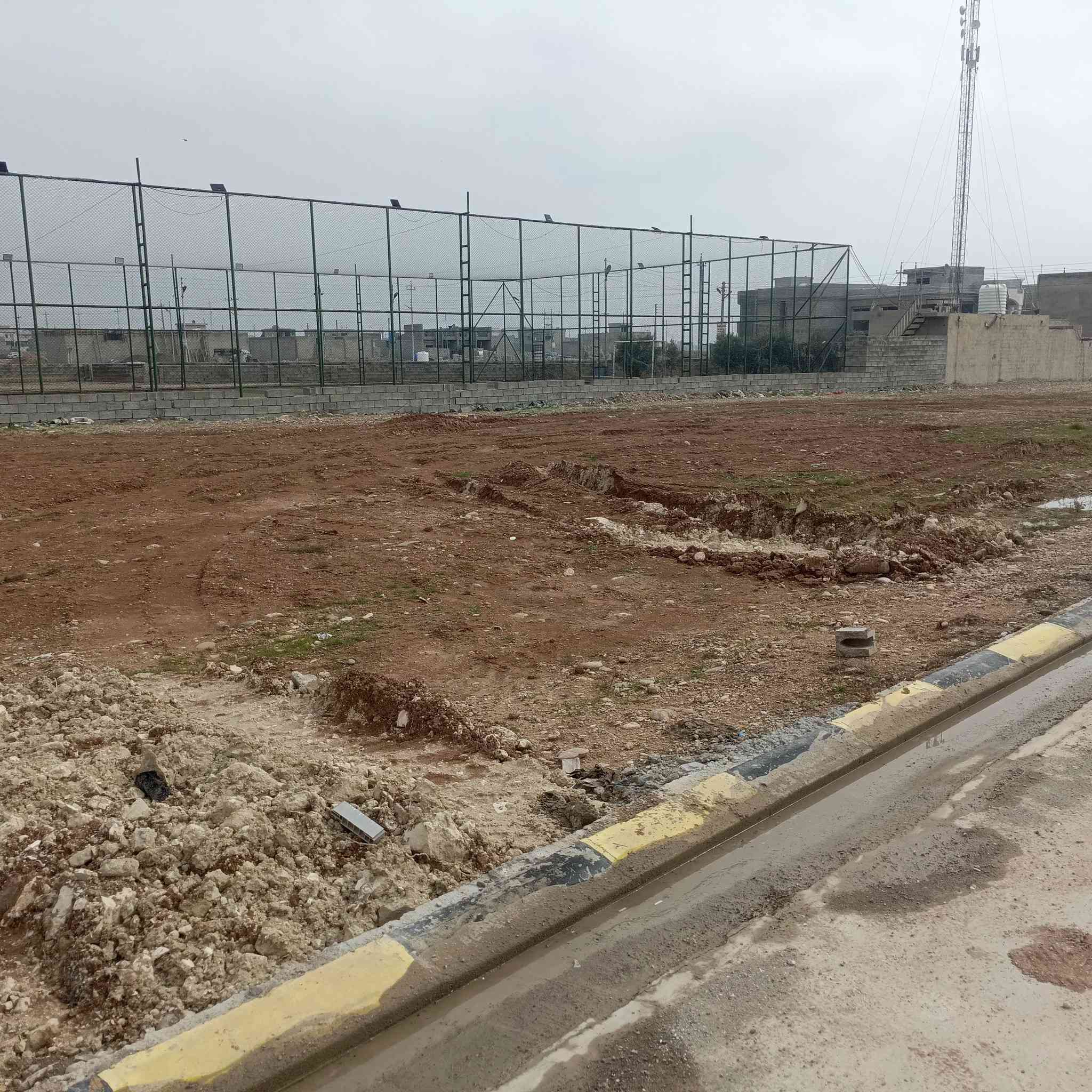 قطعة أرض للبيع مجمع نوبل خلف الملعب مساحه ٤٥٠متر اليريد نصها او اكثر عادي سعر المتر ١١٠ ***********
