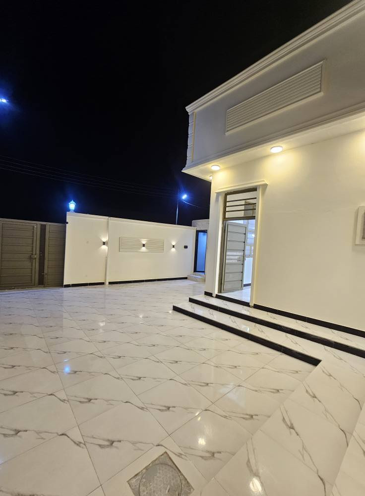 يتوفر بيتين للبيع في موقع هادئ ومخدوم.
🔹 مساحة كل بيت: 250 متر
🔹 نوع الملكية: طابو زراعي عراقي
🔹 بناء حديث درجة أولى وجاهز للسكن
مواصفات كل بيت:
3 غرف نوم
صالة كبيرة
مطبخ
ديوانية
صحيات
كراج كبير
حديقة
المميزات: ✔ جميع الخدمات متوفرة (ماء – كهرباء – أسواق – مدارس)
✔ شارع تبليط بعرض 11 متر
✔ موقع مناسب وهادئ للسكن
📍 العنوان: البصرة / أبي الخصيب / محيلة
💰 السعر: 130 مليون للبيت
✔ السعر قابل للتفاوض
🔹 متوفر البيع بيت واحد أو البيتَين حسب رغبة المشتري
📞 للاستفسار الاتصال على الرقم:
*********** البصرة, العراق
