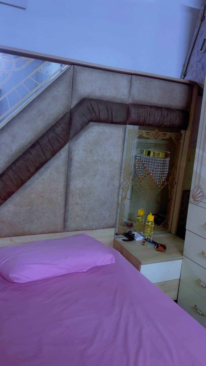 للبيع غرفة نوم تركية أصلية
نظيفة كلش وضخمة، استعمال خفيف جدًا وحالتها ممتازة.

🔹 المواصفات:
 • صبغ حراري
 • اللون أبيض مطعّم بخيط ذهبي (شكل راقي وفخم)
 • تصميم أنيق وموديل حديث

🔹 تتكوّن من:
 • كنتور
 • شازلون
 • سرير طابوريه
 • جوانب سرير
 • ميز مراية
 • مراية قيافة

🔹 ملاحظة:
جوة جامة الكنتور فطر بسيط جدًا وما يبيّن، وما يأثر على الاستخدام نهائيًا.

📍 العنوان: بغداد – مدينة الصدر
💰 السعر: 1,300,000 دينار

📩 للجادين فقط، مراسلة خاص للصور أو المعاينة
(غرفة فخمة وفرصة حلوة بهالسعر لا تفوتوها ابد) بغداد, العراق


**إذا كنت صاحب هذا الإعلان وتريد حذفه لأي سبب، رجاءا أرسل رسالة إلى الدعم الفني**