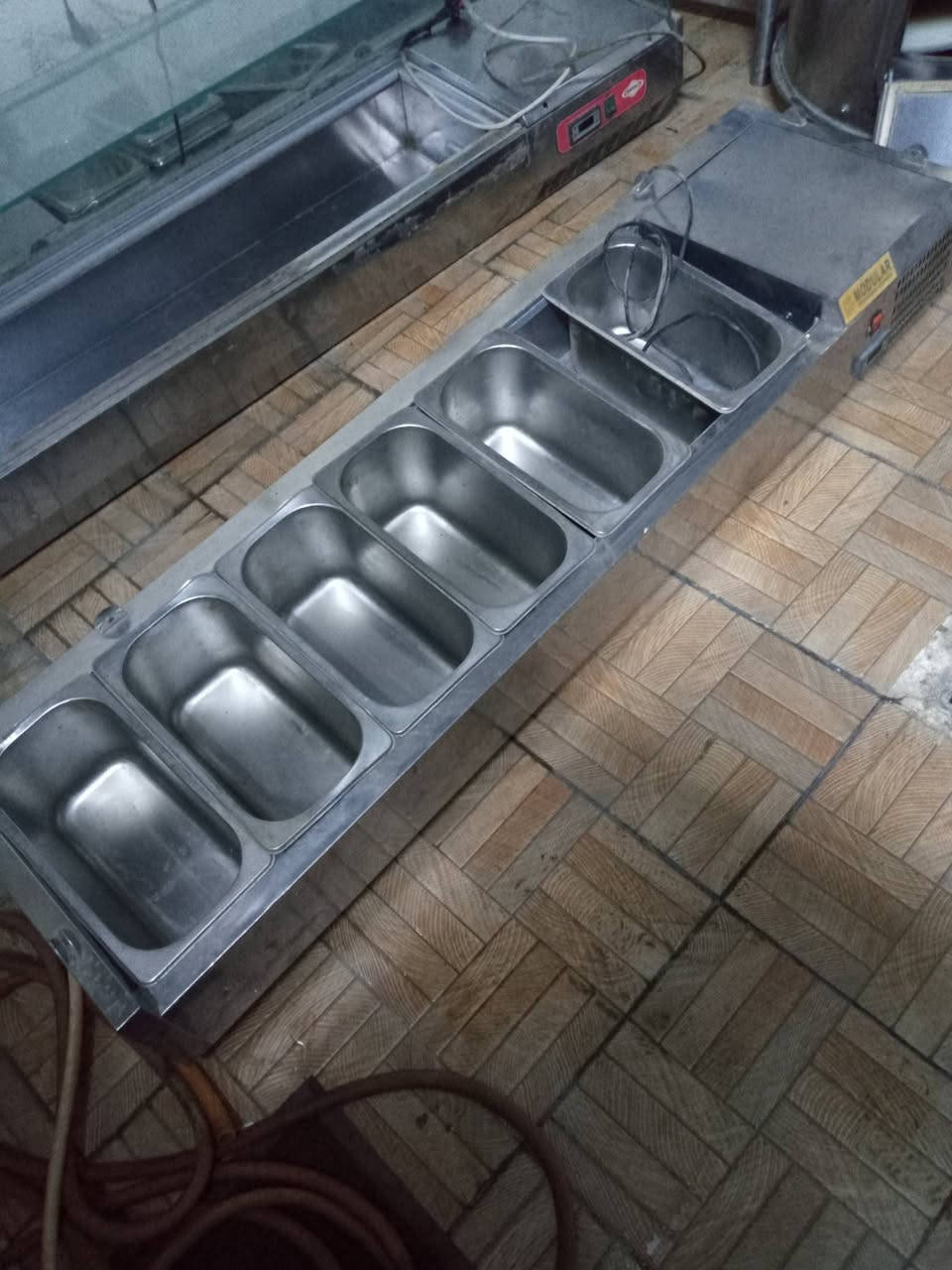 السلام عليكم اغراض مطعم للبيع مثرامه لحم حجم 32 بسعر 475 الف خلاط حمص 8 لتر 300 الف قطاعة خضار مع 3 اقراص 300 الف براد منضدي بطول 150 سم 250 الف محضره طعام بسعر 400 الف بغداد ***********
