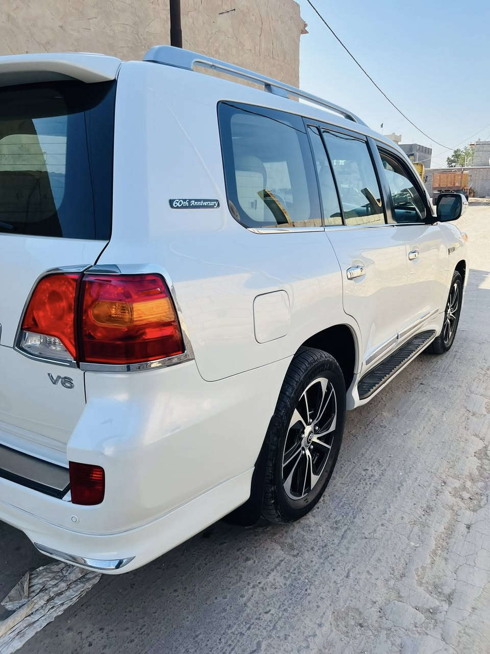 السلام عليكم لاندكورز 2011ستينيه رقم أربيل تريد تحويل تريد وكاله محرك 6سلندر محرك وكير على وضع الشركه تخم تاير جديد 7راكب  فتحه شقف بصمه سياره جديده كلش سونار مرفق المنشور بيهه بس بارد قليل مبين بسونار المكان واسط الصويره السعر 325$ لاستفسار***********
