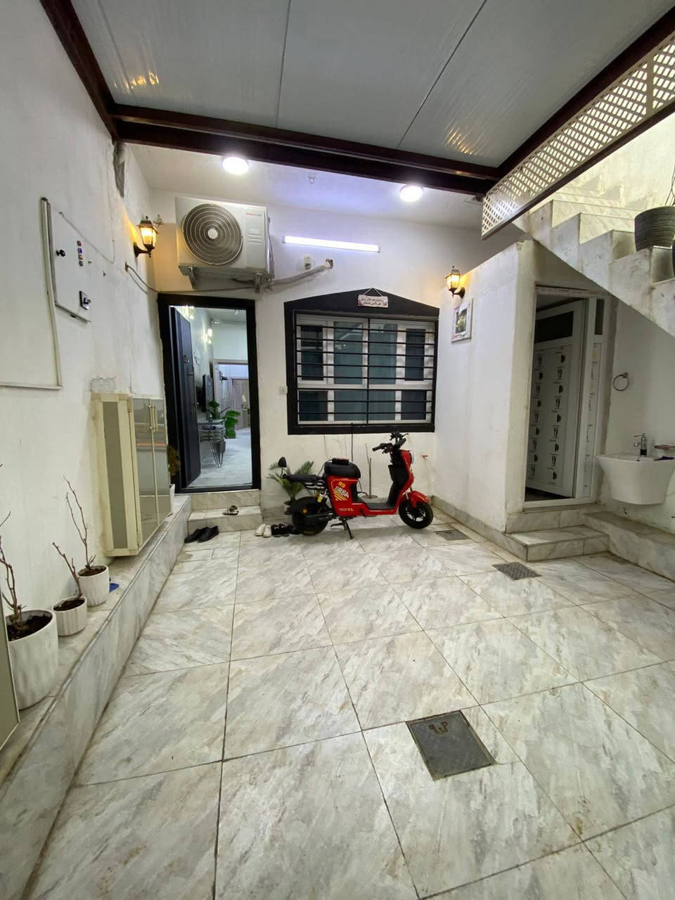 أعلان 538
يوجد لدينا دار للبيع طابو بأسم شخص واحد 
المساحة 100متر طابقين ونص
ملاحظه +طاقه شمسيه 16انبير
الموقع حي العسكري قرب ماركة النور 
#السعر110مع المجال 
الاستفسار 
***********
او مراجعه مكتبنا  موقع حي عسكري خلف موقف الكوسترات مقابيل ماركت عامر خليل 
و مجاور مدرسه الجواهري
