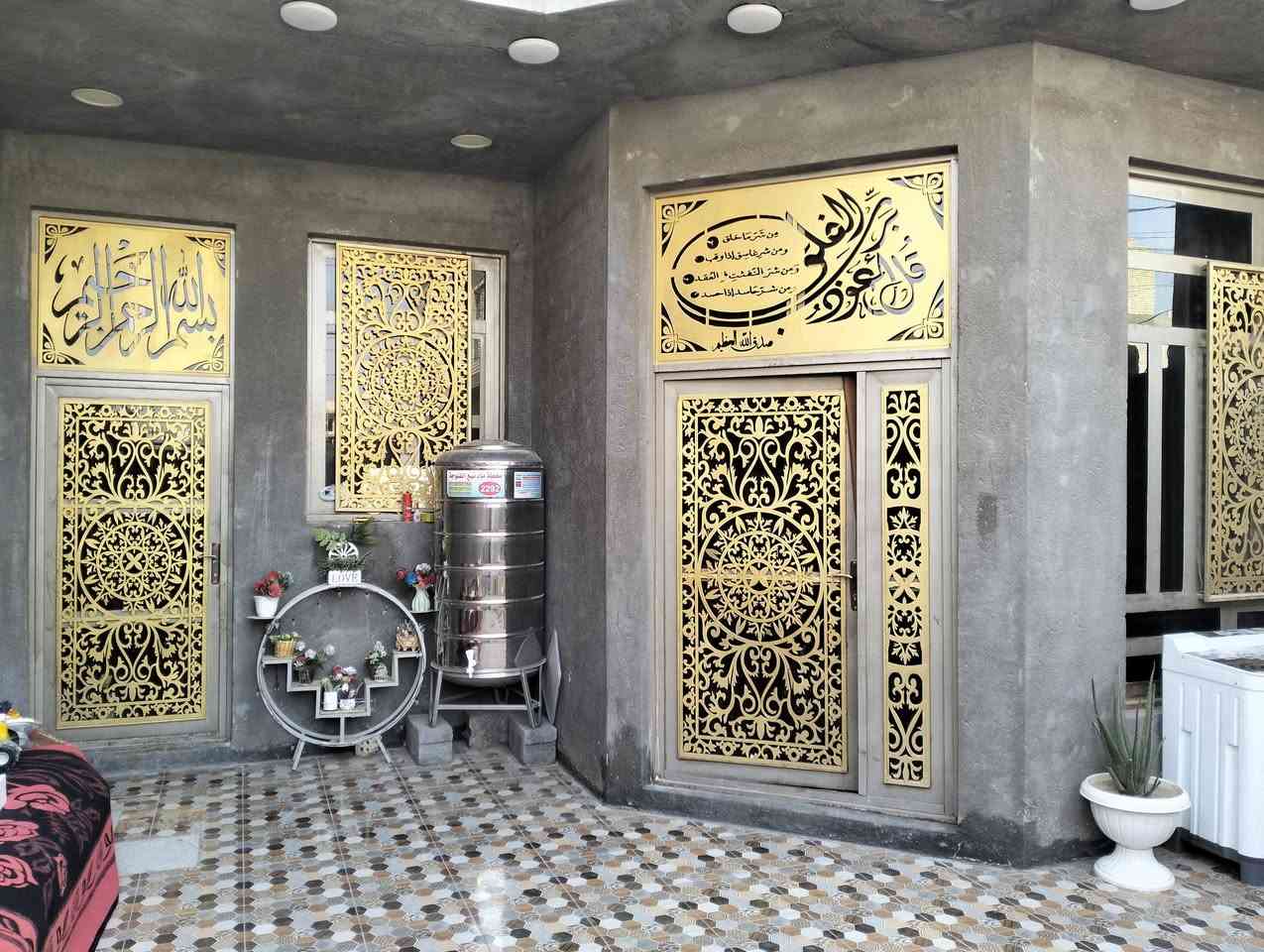 للبيع بيت سكني مميز
بيت للبيع بمساحة 162 م² طابو زراعي، يقع في حي المهندسين الثانية.
يتميّز بموقع ممتاز على شارع عرض 10 أمتار، ومقابله أيضًا شارع 10 أمتار، مع توفر جميع الخدمات.
البيت طابق واحد، بناء جديد من الطابوق، والأرضيات سيراميك، ويتكوّن من:
استقبال أنيق
صالة مريحة
غرفة نوم سويت
مطبخ
حمام
مرافق خارجية
مناسب للسكن العائلي الهادئ، وتشطيب نظيف وجاهز للسكن.
📞 للاستفسار والمعاينة التواصل على الخاص.*********** /‏‪0773 472 4058‬‏ @
