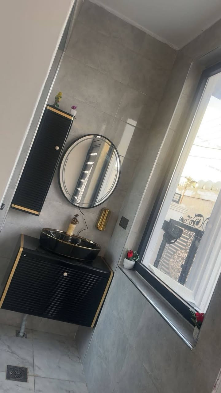 🏡 بيت  للبيع – دهوك / دوميز
📍 الموقع: دوميز – دهوك
📐 المساحة: 220 متر²
🏠 البيت نظيف جدًا ومؤسس بالكامل، ويُباع مع جميع الأغراض.
🏢 يتكون من طابقين:
🔹 الطابق الأرضي:
• استقبال
• هول كبير
• مطبخ
• غرفة كبيرة
• حمام
• دبل مرافق

🔹 الطابق الثاني:
• 4 غرف نوم
• هول
• دبل حمام
• مرافق

✅ طابو ضمان وقابل للتحويل باسم المشتري.

💰 السعر: 15 شدة.

📩 للاستفسار والتواصل، 
***********
***********
