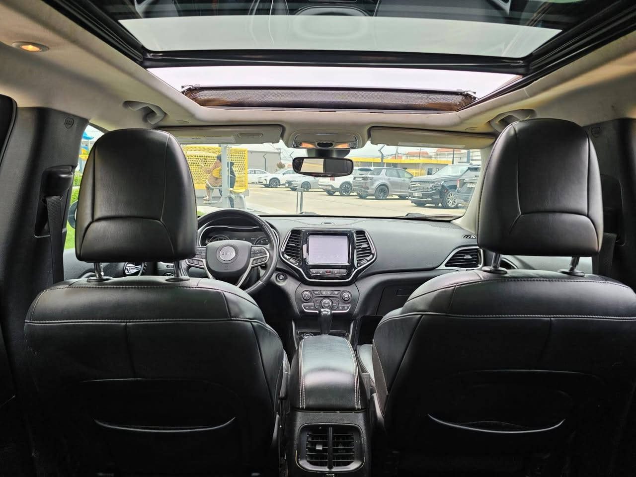 للبيع Jeep Cherokee 2021 بحالة ممتازة جدًا، سيارة نظيفة ومعتنى بيها من الداخل والخارج.
•  الموديلJeep Cherokee 2021
•  المحرك: V6-3.2L وحش
•  دبل اکس 4 مودات القیادة
•  ناقل حركة أوتوماتيك
•  كرسي السائق كهربائي و سکن کهربائي
•  تشغيل عن بُعد
•  تشغيل بصمة ستارت
•  رادار جانبي ، امامي 
•  نظام وقوف ذاتي امامي و خلفي
•  وضعية قيادة اقتصادية
•  داخلية جلد
•  شاشة + كاميرا خلفية
•  تكييف ممتاز
• کشن تبرید و تدفئة
• بانوراما (فتحة السقف)
•  حساسات + أنظمة أمان
•  ويل كروم رياضي
•  نظام مانع انزلاق
•  سايد أبريك أوتو
•  الممشى: 72 ألف ميل
•  داخلية نظيفة جدًا
•  سيرفيسات منتظمة
•  تایرات جدیدة تایلاندیة
 مناسبة للعائلة والسفر والاستخدام اليومي.
السعر 150 ومجال بسيط
  للاستفسار والمراسلة ***********
