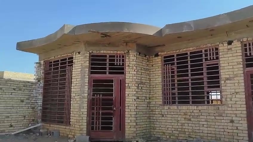 السلام عليكم بيت البيع بل النوار  البيضاء قريب على سيطره قريب على شارع كلش لبيت ركن على شارعين  مساحته ٢٥٠ متر بناء غرفتين٤/٥  هؤل٤/١٠ ستقبال ٤/٧ مطبخ ٥/٥صحيات دخل وخارج لبيت كله بناء جبير ماكامل من داخل  المي ولكهرباء ولمولد بلباب منهولات كامله بلباب وتبليط شارع واصل قريب على هذا رقم يتواصل ‏‪***********‬‏
