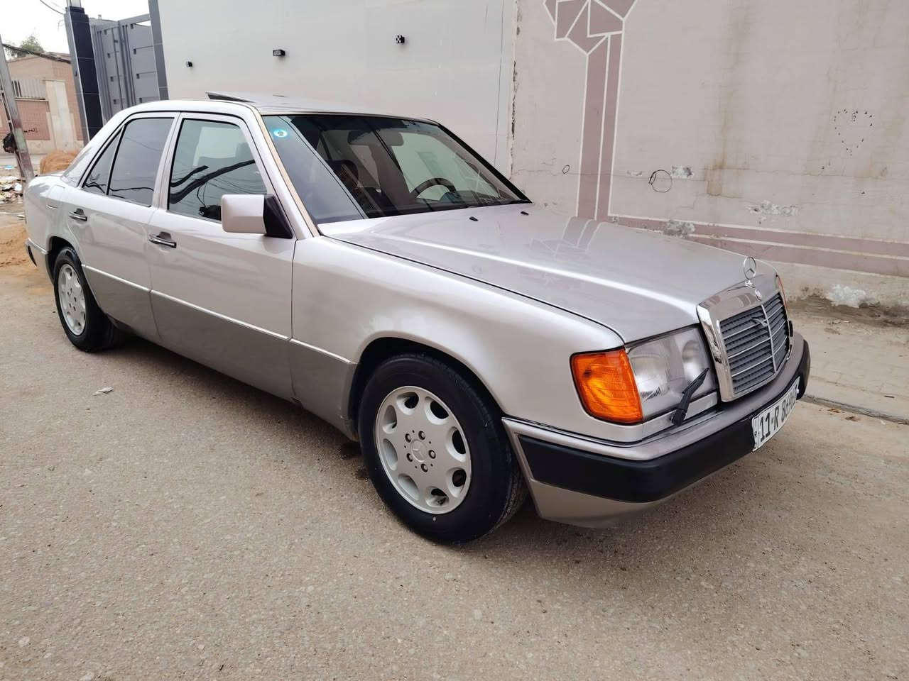 سلام عليكم مرسيدس موديل 92  رقم بغداد دولي سياره محرك بلادي عنكبوت سياره بعدها عله البلاد محرك وكير وحداديه عله بلاد تبريد ثلج تدفئه شغاله غرفه جديده تخم تاير سياره جاهزه عله الاخير صبغ فقط جماليه مكفوله من ضربه وكصه قواعد دبلات جدد شواصي جديد مكان السياره نجف ا السعر 90 وبيها مجال قليل الاستفسار عله الرقم ***********
