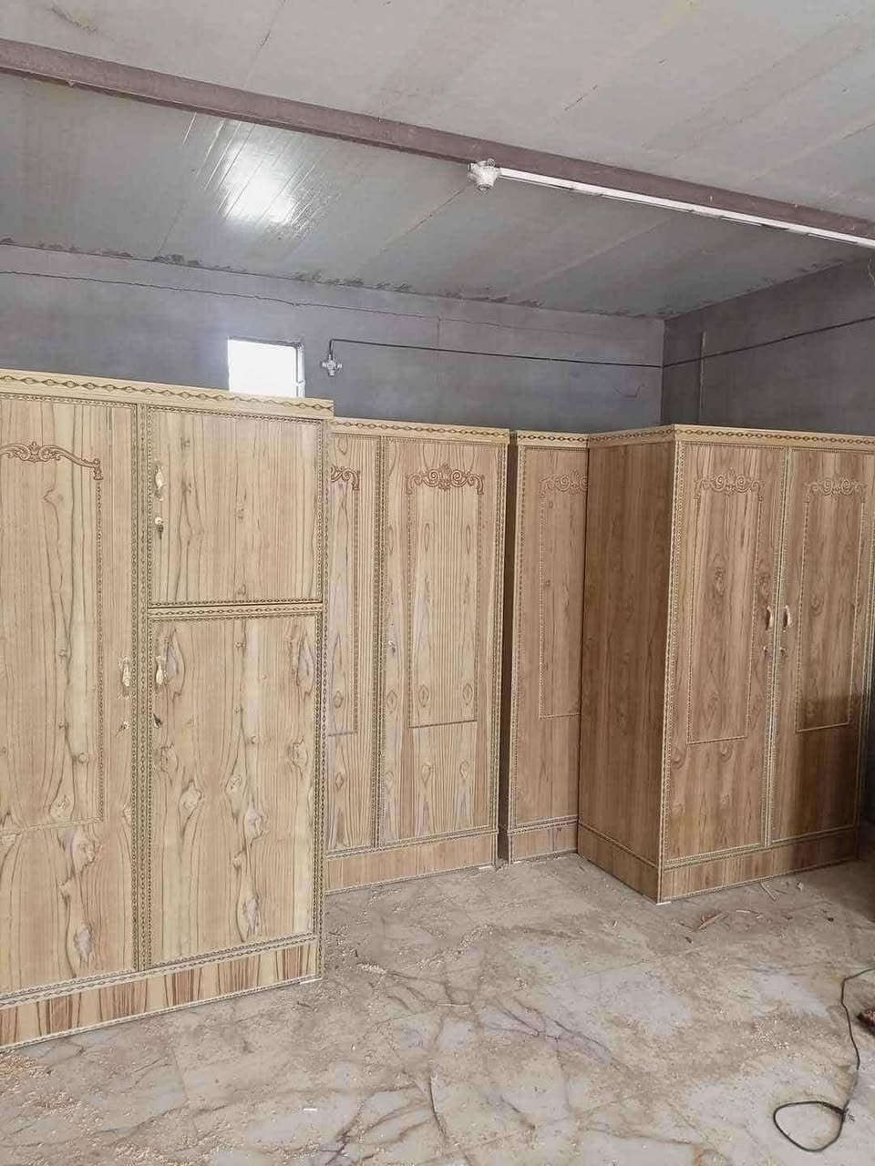 سلام عليكم كنتور 3باب200و2باب 130مكان مسيب حي المعلمين شارع نهر بحي طلاع رقم هاتف *********** ويوجد توصيل

