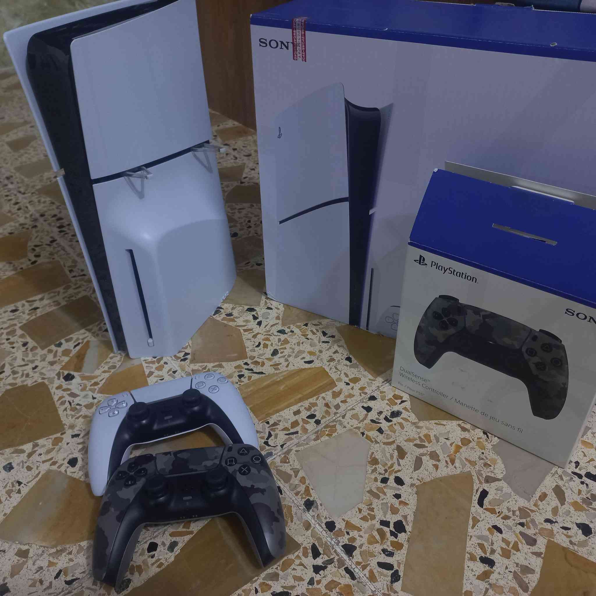 Ps5 Slim 1T استخدم شهرين للبيع
الجهاز نظيف و حتى ختم المكتب بعدن جوه الكارتون و خالي من اي شخوط او طخه و ما مفتوح ولا مطخوخ 
الجهاز اخذته بسعر الصاعد و ابيعه بنازل هواي 
سعره : 780 و بيه مجال للشراي 
معلومه سعر الجديد مليون او 970 اخذته اني ب 970 
رقمي : *********** 
مكاني الانبار القائم الكرابلة
