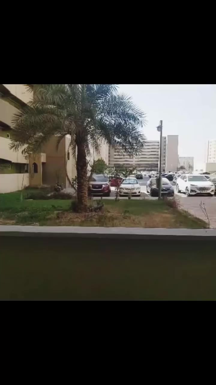 السلام عليكم ورحمه الله وبركاته 
شقة ١٠٠م للايجار 
طابق أرضي 
بناية مرتبة مفتوحة 
تحتوي على اثاث 👇🏻
مطبخ كامل
غرفة نوم 
الصالة
تحتوي كذالك على ديكور 
سعر الإيجار 650+,دلالية 
للتواصل *********** وتساب 
تحياتي 🍂
