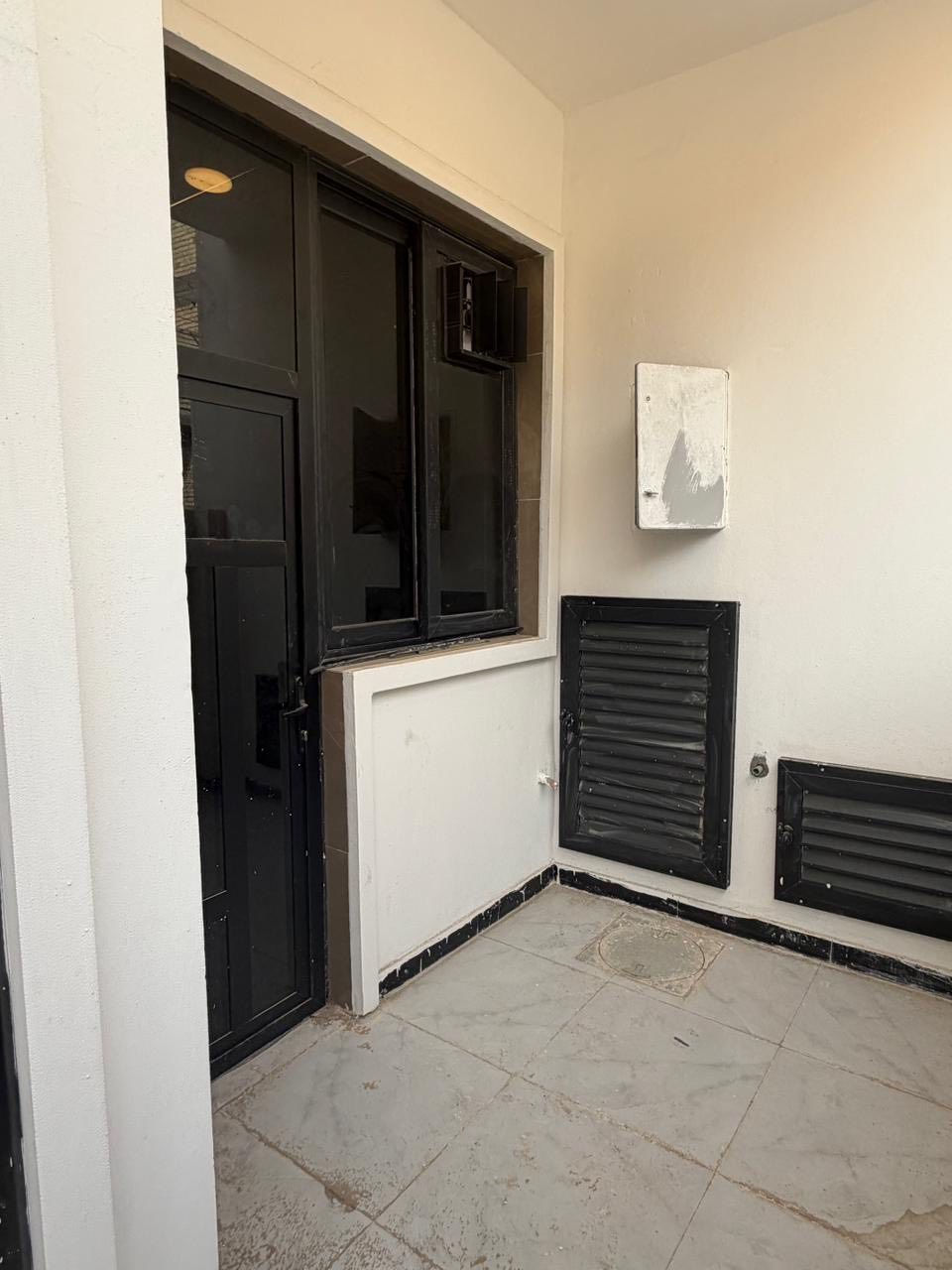 � للبيع منزل فاخر – جاهز للسكن فوراً🏠

📐 المساحة: 100م
📏 الواجهة: 6.25م | النزال: 16م
📍 الموقع: بغداد – الدورة – البوعيثة – العدل الاول
📑 السند: طابو زراعي (25) مشمول بالتطويب

🔹 مميزات تخليك تطمّن:
✔️ منطقة سكنية راقية وهادئة
✔️ قريب من كل الخدمات
✔️ شارع عريض
✔️ موقع ممتاز للسكن والاستقرار

🏠 تفاصيل البيت:
▪️ 4 غرف نوم
▪️ صالة مريحة
▪️ مطبخ عملي
▪️ 2 حمام
▪️ حولي + بيتونة كبيرة
▪️ مناور للتهوية والإنارة

✨ تشطيبات فاخرة (فول مواصفات):
🔸 درج مرمر
🔸 أبواب داخلية تركية
🔸 أبواب خارجية قاصة
🔸 ديكورات جبسن بورد أنيقة

📞 لا تضيع الفرصة
📲 اتصال / واتساب: ***********

—
