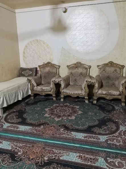 بيت للبيع او المراوس مساحته تقريبا 130م اساس صب كونكريت المكان كوفه ـ شارع ميثم التمار ـ منطقة دور الحوزة يبعد عن الشارع التبليط الرئيسي 70 متر مكوناته غرفة وصاله ودرج وبيتونه وحمام داخلي حالياً مستخدميه مخزن للبضاعه مطبخ طارمه استقبال حمامات خارجيهه
السعر 30 وبيه مجال
***********
