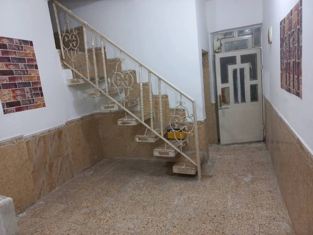 دار 50 م للبيع 
مكان مميز ...حي السلام قريب جداً من بداية شارع ابو مصطفئ ابو الدجاج 
البيت حرف T الشارع الي امامة مفتوح مباشر علئ شارع ابو مصطفى ابو الدجاج
طابق واحد غرفة وصالة واستقبال
كونكريت بناء نظيف (مؤجر حاليا ٣٠٠ الف بالشهر)
السعر ١١٥.٠٠٠.٠٠٠ مليون 
مستعدين لنشر كافة عروضكم على صفحتنا 
لمعرفة باقي التفاصيل يرجى زيارة المكتب 
او الاتصال بالارقام التالية واتساب حصرا
 ***********
 *********** 
عنوان المكتب #حي_الغري_شارع_مجمع_العين 
مقابل #حسينية_الإمام_علي_ع 
#عقارات_النجف_مكتب_دار_الأمان_للعقار .
