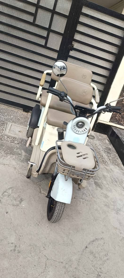 دراجة شحن للبيع 3عجلات دراجة جديدة ستعمال قليل كلش 
رايدها 950 وبيها مجال 
مكان بغداد العامرية 
*********** Colombo, Sri Lanka
