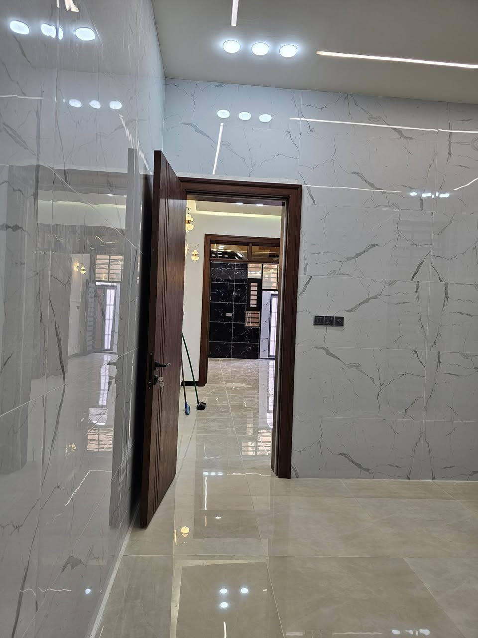 بيت للبيع في حي الوفاء المساحه 100 متر طابقين بناء درجه اولى قريب على عدادية نور الحسين للاستفسار الاتصال/***********
