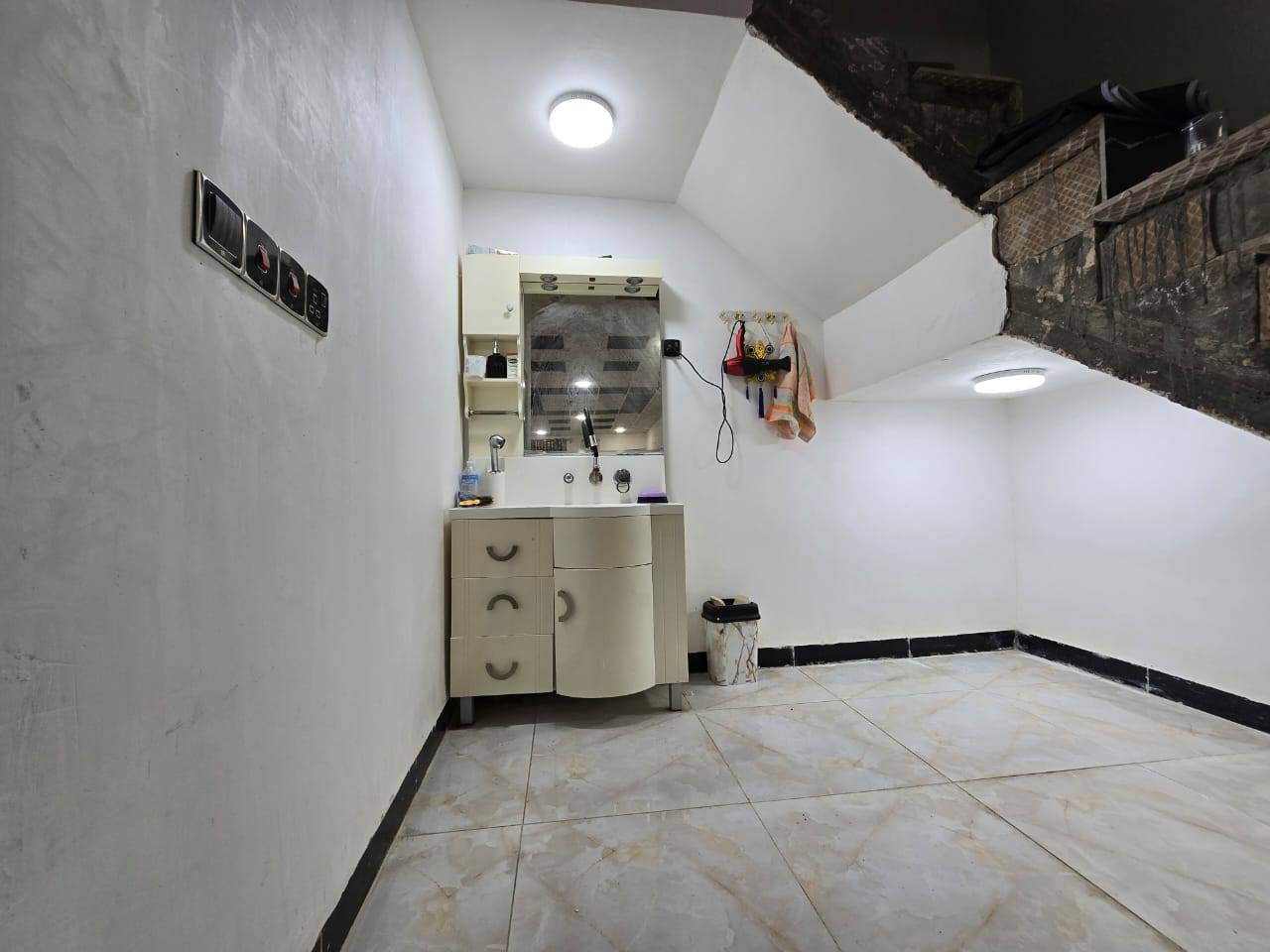 بيت للبيع
 او مراوس 
ب بيت داخل سامراء 
المساحه الكليه 870 متر 
مساحة البناء 280 متر 
بناء حديث
الموقع العباسيه خلف المعارض
يبعد عن شارع العام 500متر
التبليط يبعد عن البيت 30 متر 
للاستفسار خاص او الاتصال على الأرقام التاليه 
*********** 
***********
