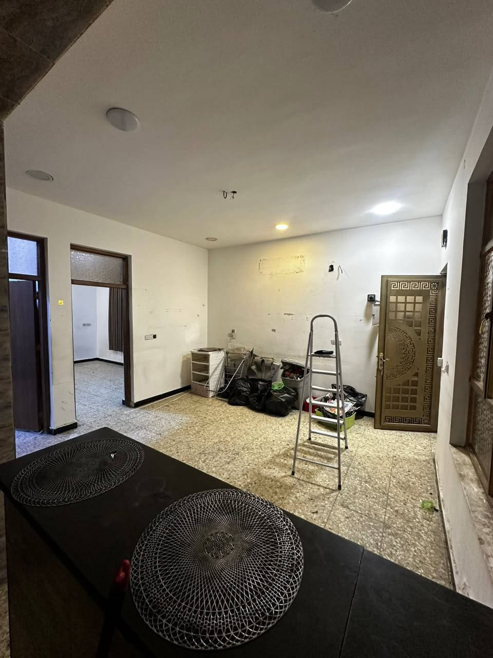 #للايجار_في_السيدية
🏠 شقة طابق أرضي

▪️ غرف نوم عدد 2
▪️ صالة
▪️ مطبخ
▪️ خدمات

💰 قيمة الإيجار: 600 ألف

📞 للاستفسار: ***********
