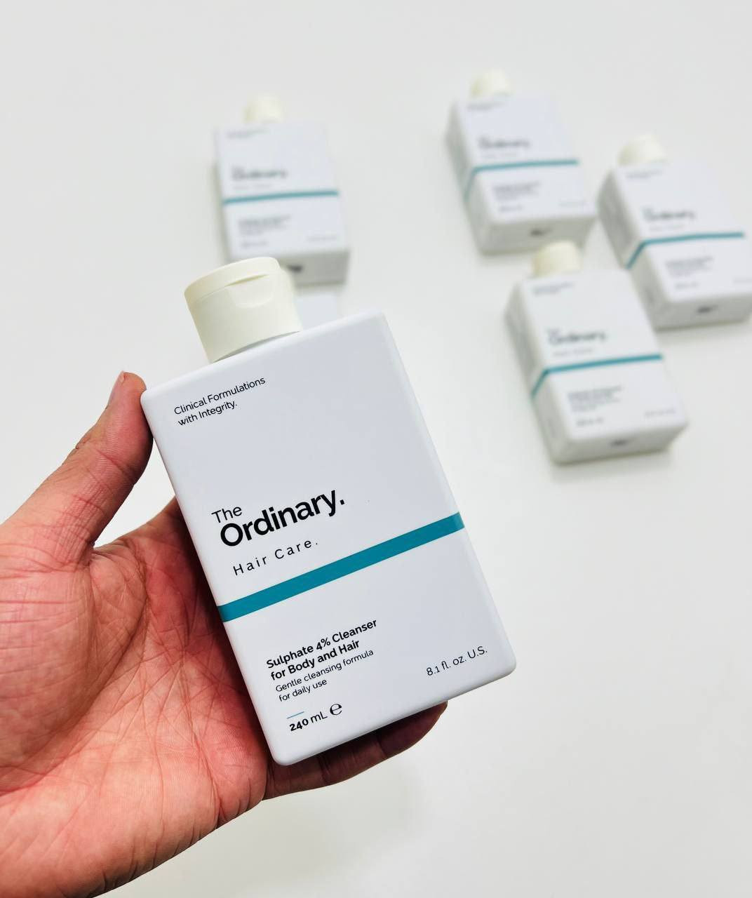 منظف السلفات 4% للجسم والشعر (Sulphate 4% Cleanser for Body and Hair) من علامة The Ordinary. 
يُعد هذا المنتج تركيبة "2 في 1" مصممة لتنظيف الشعر والبشرة بفعالية ولطف، حيث يتميز بتركيز منخفض من مادة SLES-2 (كبريتات لوريث الصوديوم) لتقليل احتمالية التهيج. 
أبرز مميزات المنتج:
تنظيف لطيف: يزيل الزيوت والأوساخ بفعالية دون التسبب في جفاف الجلد أو الشعر.
آمن للشعر المصبوغ: تركيبته المعتدلة تحافظ على لون الشعر المصبوغ ولا تؤدي لتلاشيه.
خالٍ من العطور: صُمم ليكون مناسباً للاستخدام اليومي لجميع أنواع البشرة والشعر.
متعدد الاستخدامات: يعمل كشامبو للشعر وغسول للجسم في آن واحد. 
طريقة الاستخدام:
يوضع المنتج على الشعر والجسم المبلل.
يُدلك للحصول على رغوة، مع مراعاة أن رغوته خفيفة مقارنة بالمنظفات التقليدية.
يُشطف جيداً بالماء.
يُنصح بإجراء اختبار بقعة (Patch Test) قبل البدء في استخدامه بشكل كامل.

#كوزمتك_عسوله_الدوره_شارع_ابو_الطياره_ 
#كوزمتك_mk_حسام #كوزمتك_ايوشة😍 
#كوزمتك_الشام💄 #كومنتات


**إذا كنت صاحب هذا الإعلان وتريد حذفه لأي سبب، رجاءا أرسل رسالة إلى الدعم الفني**