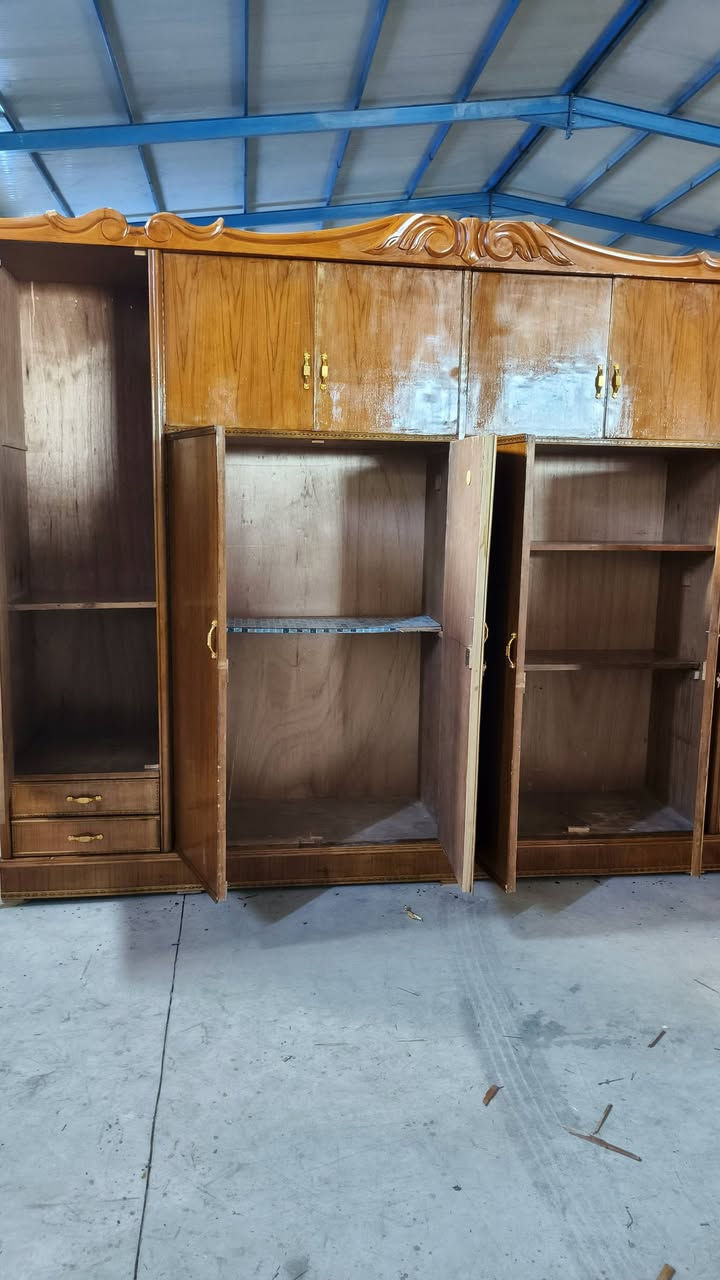 السلام عليكم كنتور 6ابواب ملحق نضافه فول كل ضرر مابيهن صاج داخل و خارج السعر 275وبي مجال المكان هبهب الأن الستفسار انتصل *********** يوجد توصيل
