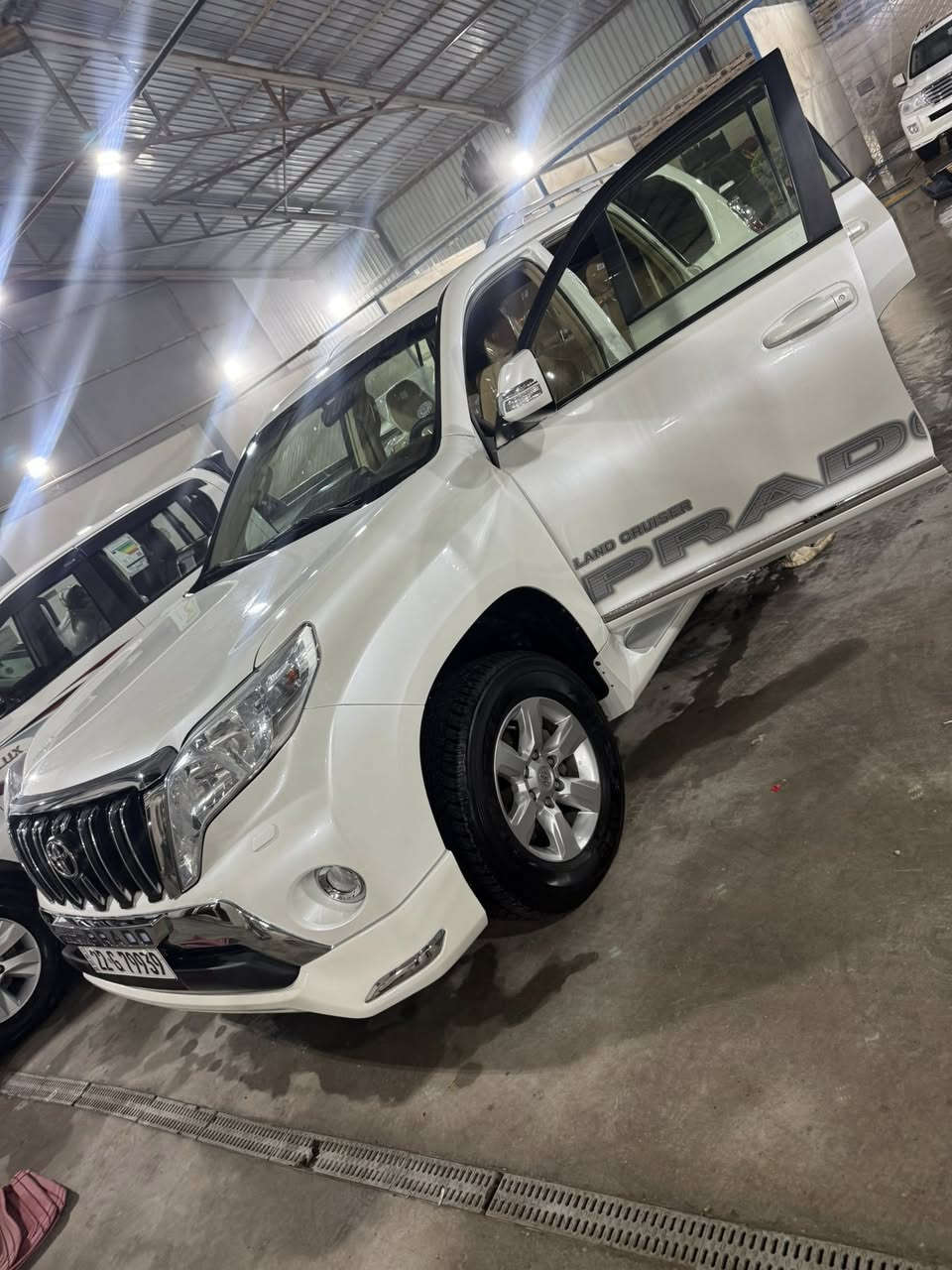 السلام عليكم
برادو ٢٠١٥ 
TXL
السيارة ماشيه ١٢٨ ك
على ايد وحدة من الشركة يعدها بلاد من كل النواحي صدر كير محرك شركة ممفتوحات
كشرها سليم من اي ضرر نهائيآ بدون صبغ بدون بارد
رقم اربيل بأسمي هزة باقيلها شهر فحص وسنوية جديدات 
رقم الجديد 
للأتصال ***********
مكانها بتكريت
