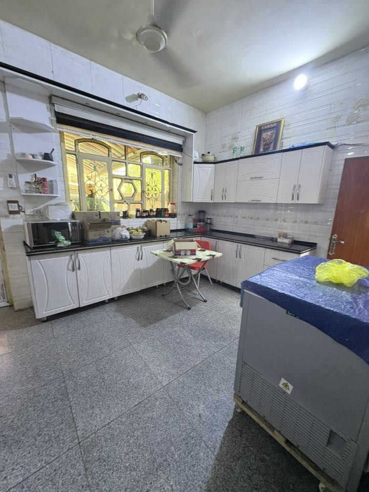 دار للبيع 🏠
🔹 المساحة: 200 متر
🔹 الطابو: ملك صرف
🔹 البناء: طابقين – بناء درجة أولى ونظيف جداً

التفاصيل:
▪️ 4 غرف نوم
▪️ صالة
▪️ استقبال
▪️ مطبخ
▪️ صحيات

📍 الموقع:
حلة – حي الشهداء الثانية
قرب كوفي الفانوس، سابع بيت عن الشارع
قريب من الشارع الرئيسي والمنطقة مشمولة بجميع الخدمات

📞 للاستفسار:
***********
