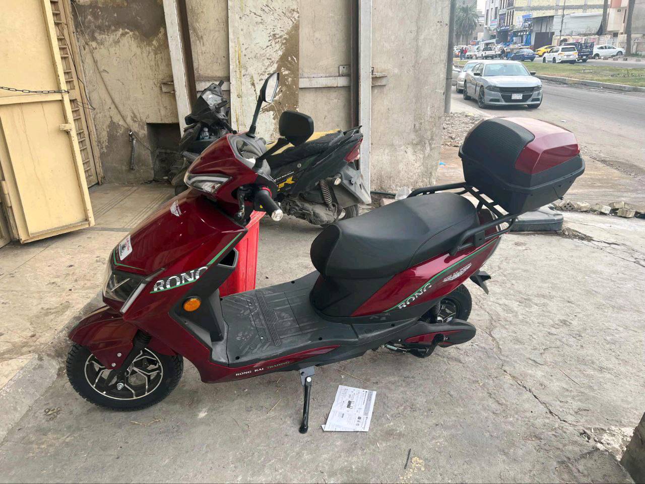 دراجه سكنس شحن موديل 2025 
مستعمله قليل مامايه هواي اخذتها قبل 4 اشهر بطاريه بيها بعد ضمان شهرين من شركه مؤيد طياره دراجه نضيفه مابيها اي شي تمشي 50 كيلو بلشحنه وحده 
سرعتها 50 عنوان بغداد جميله 
