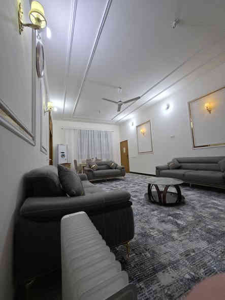 بيت مميز للبيع كربلاء حي البلديات موقع جدا راقي يقع على حديقة عامة البيت بناء حديث ٢٠٢٣ درجة اولى طابقين مساحة ٤٠٠م  مربع ٢٠×٢٠ عدد الغرف ٦ يباع مع الاثاث يحتوي على كراج وحديقه ويقع على ساحة (طابو صرف) السعر مليار و٢٠٠ مليون قابل للتفاوض 
_________________________
مكتب المحافظة للعقار في كربلاء 
نقدّم خدمات البيع، والشراء، والرهن، والإيجار  جميع انواع العقارات سكني تجاري زراعي 
للتواصل والاستفسار  او عرض اعلانك اتصل على الارقام واتساب  
***********
***********
او راسل الصفحة او تفضل بزيارة المكتب كربلاء شارع ابو مهدي المهندس
