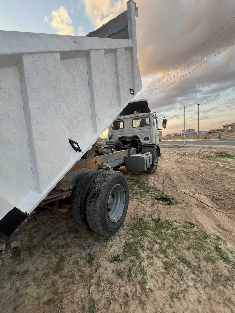 السلام عليكم قلاب ڤالڤو للبيع جاهزه للعمل رقم فحص صلاح الدين شرط تحويل صاحبها الشرعي موجود كير محرك اكسل شرط بودي مايلر جديد  جاهزه للعمل للاستفسار /***********
