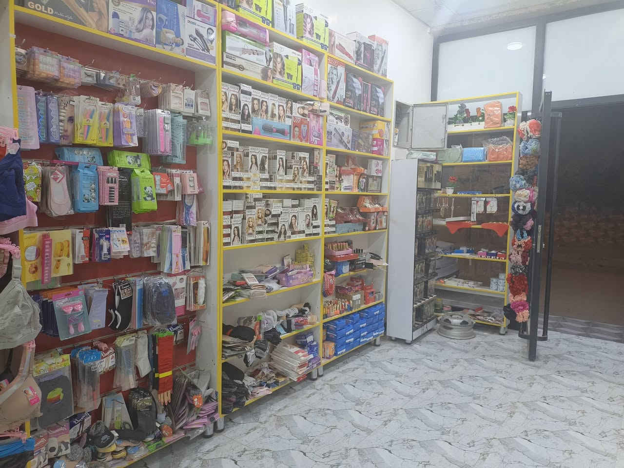 كوزمتك للبيع كامل متكامل العنون الخصيمه شارع جامع الامام الصادق للاستفسار ***********
