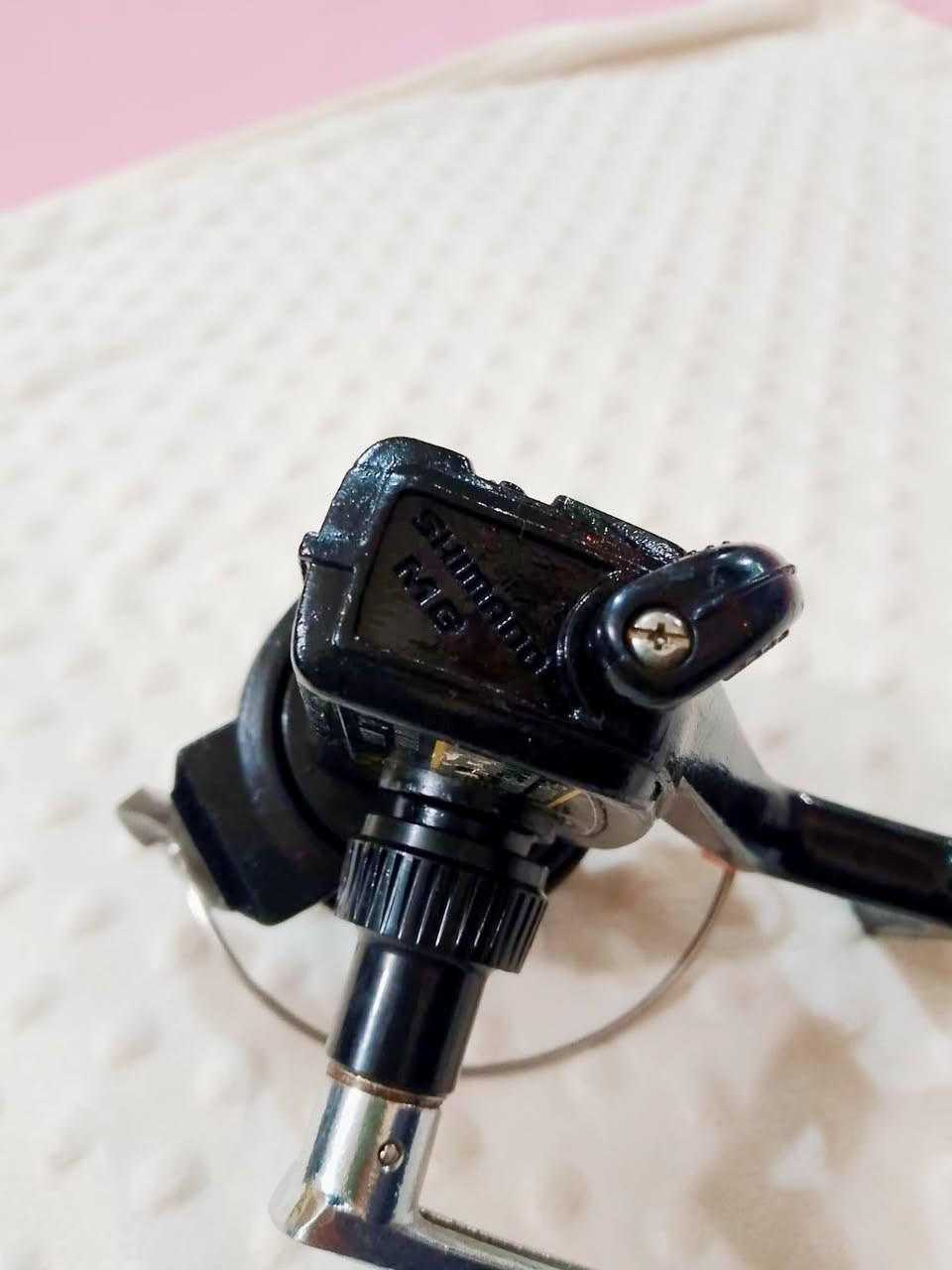 ✓✓✓السعر خاص ✓✓✓
الرقم ‏‪***********‬‏
 الماكينة الكلاسيكية:
​الاسم  شيمانو إم جي 3 (Shimano MG 3).
​الصناعة: ياباني أصلي (Made in Japan - بواسطة شركة Shimano Industrial Co., Ltd).
​السعة (شكد اتشيل خيط وكتان): الماكينة مصممة لخيوط النايلون (المنوفلمنت)، وحسب القياسات المكتوبة عليه
​خيط نمرة 4 تشيل 370 
​خيط نمرة 5 تشيل 320 
​خيط نمرة 6 تشيل 240
​خيط نمرة 7 تشيل 180 
المكينه معدن بالكامل
​الوزن الصافي: الماكينة ثقيلة وقوية، وزنها مكتوب عليها 520 غرام.
​الحجم: تعتبر بحجم متوسط إلى كبير (تقريباً تعادل أحجام 4000 أو 5000 بالقياسات الحديثة)، وتظهر في الصورة 1000306563.jpg وهي بحجم كف اليد، وممتازة للصيد الثقيل والكاستنغ لمسافات طويلة
