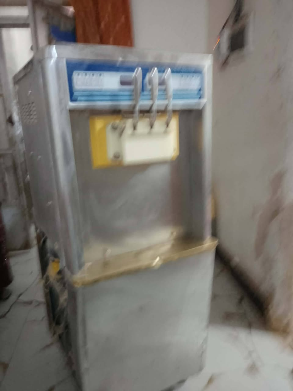 سلام عليكم ورحمه الله وبركاته .مكائن عدد 2 جديدات بس متروكات مكان ديوانيه سعر الوحده 15 ورقه  بيهه مجال مكان ديوانيه
***********
