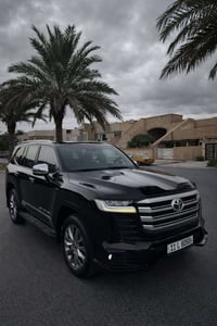 لاندكروز vxrلمتدد2023 وكاله ساس داخل الضمان ماشيه 70الف كيلو متر بوب ش...