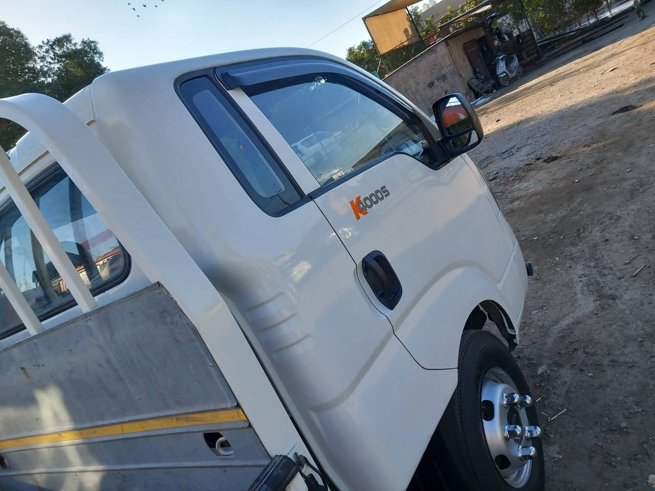 السلام عليكم سيارة كية فحل الرقم بغداد مكفولة كفالة عامة لا ضربة ولا صبغ محرك 4000  موديل 2016 مكان بغداد مدينة لصد الحبيبيه رقم ***********
