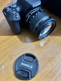 كامرا كانون 250D الكامره مستخدمه جداً جداً قليل و نضيفه شاشه قلابي لمس...