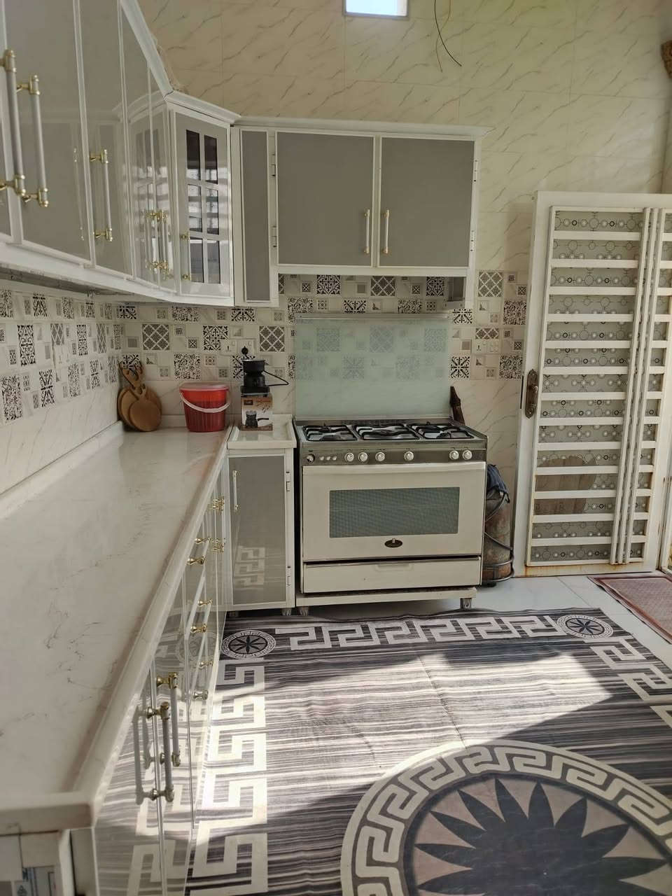 بيت للبيع حي الثوره نهايه شارع الماطور بناء حديث ١٠٠متر ١٠ في ١٠ اتصل على الرقم ***********
