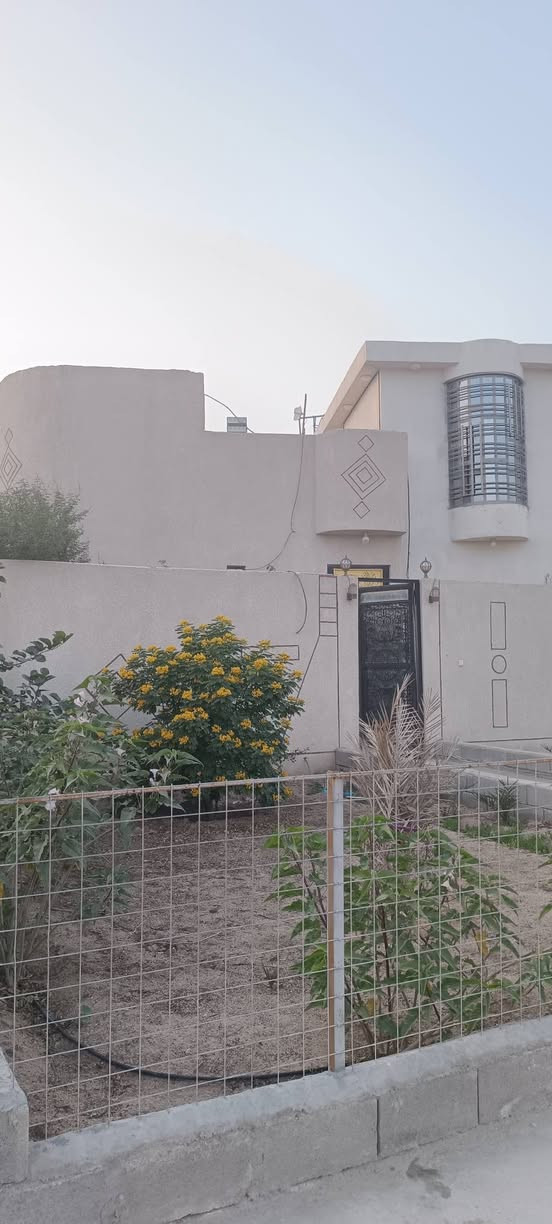 واسعد الله اوقاتكم بكل خير احبتي🫶🏻
***********
يتوفر دار سكن للبيع طابقين ركن ع شارعين🛣

#المساحه لكليه 350 متر مربع 

#نوع العقار طابو زراعي عراقي 

#سند ٢٥ ول مالك عراقي تتكاتب ويا ابوالطابو مباشرتا

#يتكون من غرف نوم عدد 4
#استقبال 
#صاله
#مطبخ 
 #مجمع صحيات داخليه وخارجيه 
#حديقه🌺 وكراج🛣

#البيت كامل من جميع الملحقاته 
بناء جديد 2025

#العنوان البصرة قضاء ابي الخصيب كوت الحمداني
#منطقة روعه جميع الخدمات ماي كهرباء شارع 10 متر 
#السعر  170وبي مجال

للاستفسار لاتصال ***********
