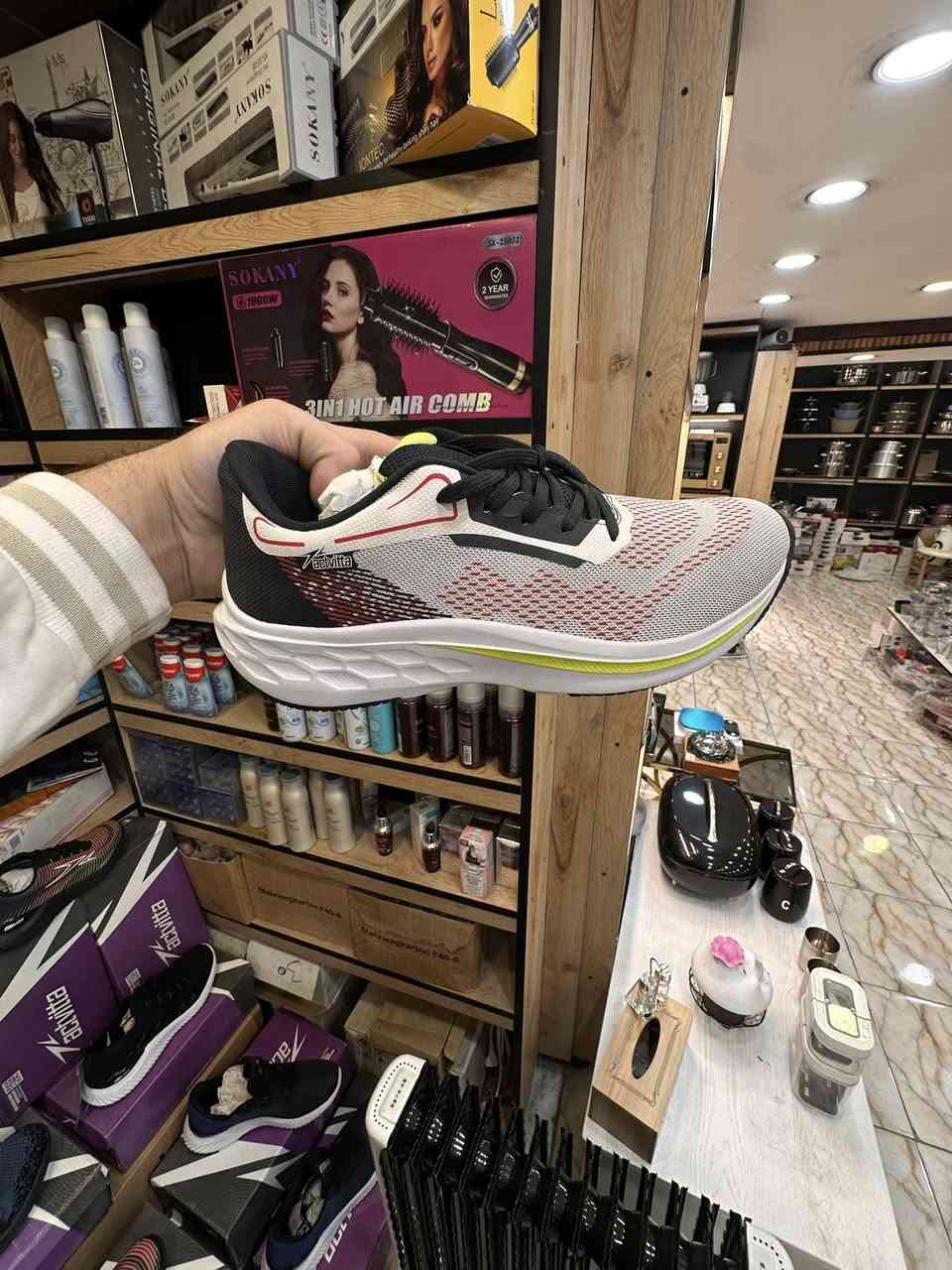 احدث الموديلات من تصفيات اوربيه متوفره جميع القياسات من قياس 40 الى 46
• العلامة التجارية: Actvitta (أكتفيتا).
 الجزء العلوي (Upper): مصنوع من نسيج شبكي (Mesh) يسمح بمرور الهواء، مما يجعله مناسباً للمشي لفترات طويلة أو الجري الخفيف لأنه يقلل من تعرق القدم.
• النعل (Sole): نعل أبيض سميك بتقنية Actvmax، وهو مصمم لامتصاص الصدمات وتوفير مرونة عالية أثناء الحركة.
• بلد المنشأ: البرازيل
المميزات الأساسية:
• خفة الوزن: أحذية أكتفيتا مشهورة جداً بأنها خفيفة الوزن للغاية، مما يقلل من إجهاد القدمين.
• التبطين الداخلي: يحتوي الحذاء عادةً على وسادة قدم (Insole) مريحة جداً تدعم قوس القدم.
• الاستخدام: مثالي للمشي الرياضي، الذهاب للنادي (الجيم)، أو كحذاء مريح للعمل الذي يتطلب الوقوف طويلاً.
الموقع الاعظمية راس الحواش


**إذا كنت صاحب هذا الإعلان وتريد حذفه لأي سبب، رجاءا أرسل رسالة إلى الدعم الفني**