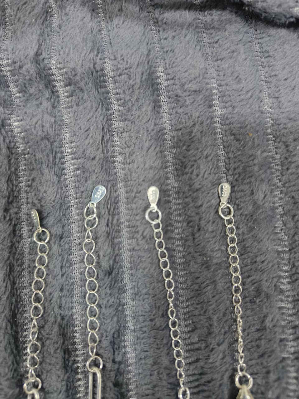 اسوارات مختمة 925
بس كلاوات اعتقد مطلي فقط بالفضة لان ينجذب للمغناطيس بس للامانة حلوات 

انطي بيهن سعر اذا يفيدنك


**إذا كنت صاحب هذا الإعلان وتريد حذفه لأي سبب، رجاءا أرسل رسالة إلى الدعم الفني**