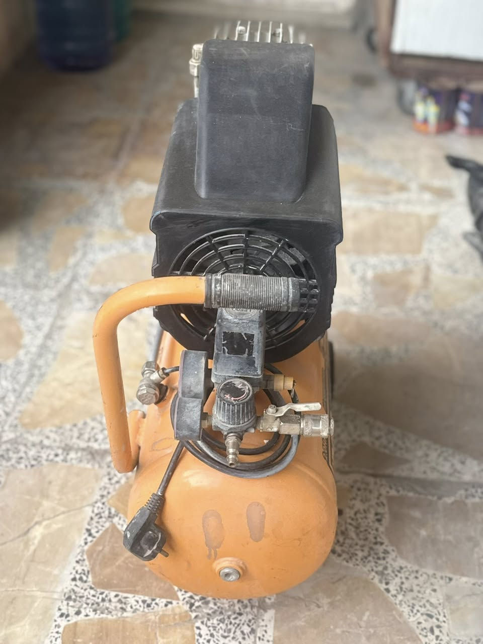 سلام عليكم كمبريسر للبيع  24 لتر نضيف استخدام كلش قليل سعر 125 مكاني بغداد تقاطع درويش رقمي ***********
