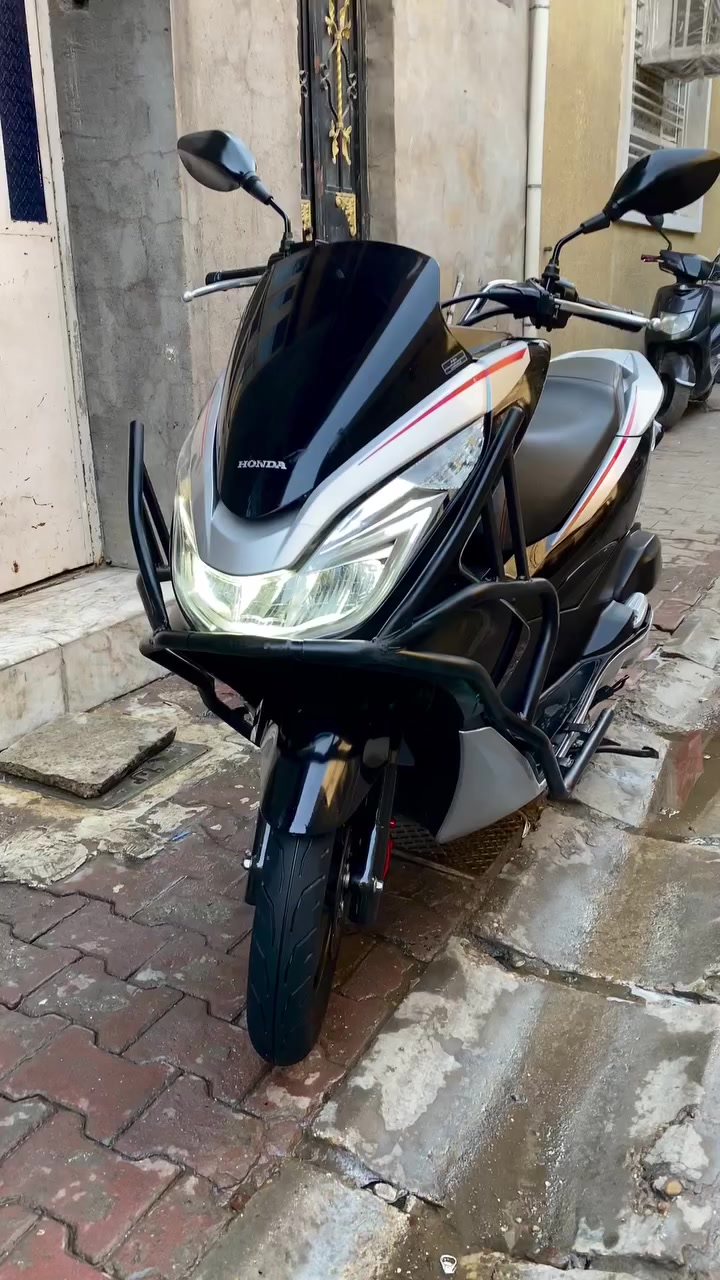 السلام عليكم للبيع
دراجة pcx 2017 جيل ثاني ام لد 
نازلة قبل شهر عدل مال رمبة جديده لوك 

لونين بلادي خمسينية 
اسود مطعم برصاصي 
حجم المحرك 150cc 
عداد المسافة 42 الف حقيقي 
دخلت ماشيه 35 مشي كله بره 
مكينة خرسة متسمع صوت لها 
فج احمر بلاد 
درع حماية للبجم 
تايرات جلاتين خلفي امامي 
خطوط شركة بيهن 
حساس زداحم + ستان كهربائي 
ماطول عليكم الدراجة ع وضع معرض 
مكفولة كشر ومكينة و كهربائيات 
شرط الفحص وين ميعجبك تاخذه من باب 
البيت دراجة جديده جديده بمعنى الكلام 

اي ستفسار متواجد خاص او واتساب 
رقمي *********** 

مكانها النهظة الشيخ عمر قرب 
باجة الحاتي
