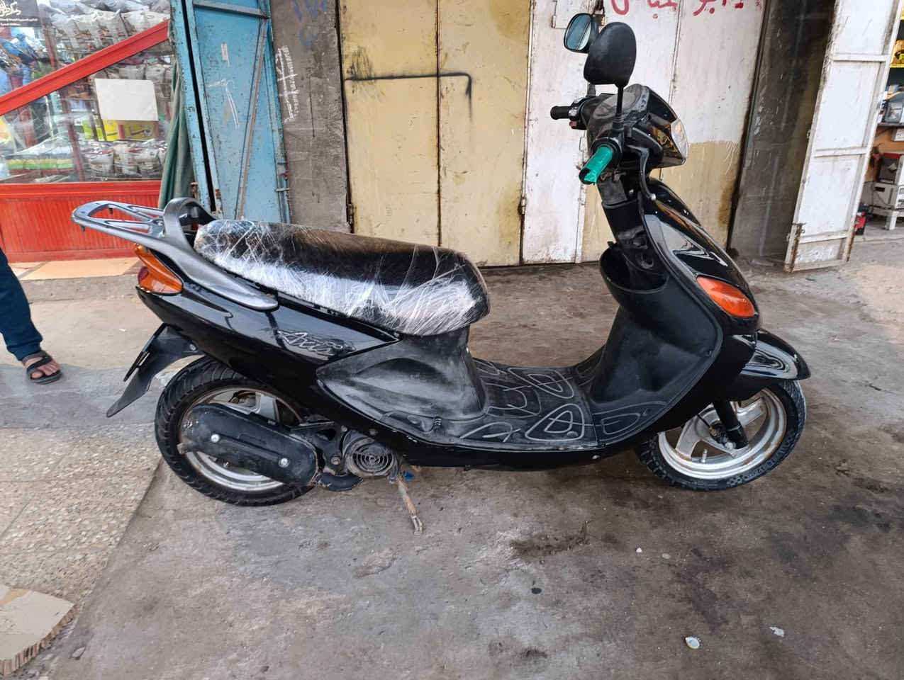 السلام عليكم درجة لكزز ياباني خطين دراجة حلوة ونضيفة ابلادية مكينة ما مفتوحة مابية اي نقص تايرات جدد كفارلت ابلاديات ما عدة العداد كيلو متر عاطل دراجة احلا من الصور تجي وتشوف خير من الله السعر 700 وبيهة مجال بسيط المكان البصرة كرمة علي الناحية  وتجي وتدلل مكلف بالنشر وهذا رقم *********** ومتواجد واتساب
