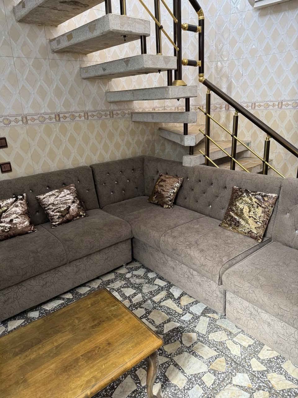 السلام عليكم 
للبيع ديوان صغير ٨ مقاعد مستخدم نظيف 
ويا طبلات 
كما موضح في الصور 
للاستفسار الاتصال على الرقم 
***********
