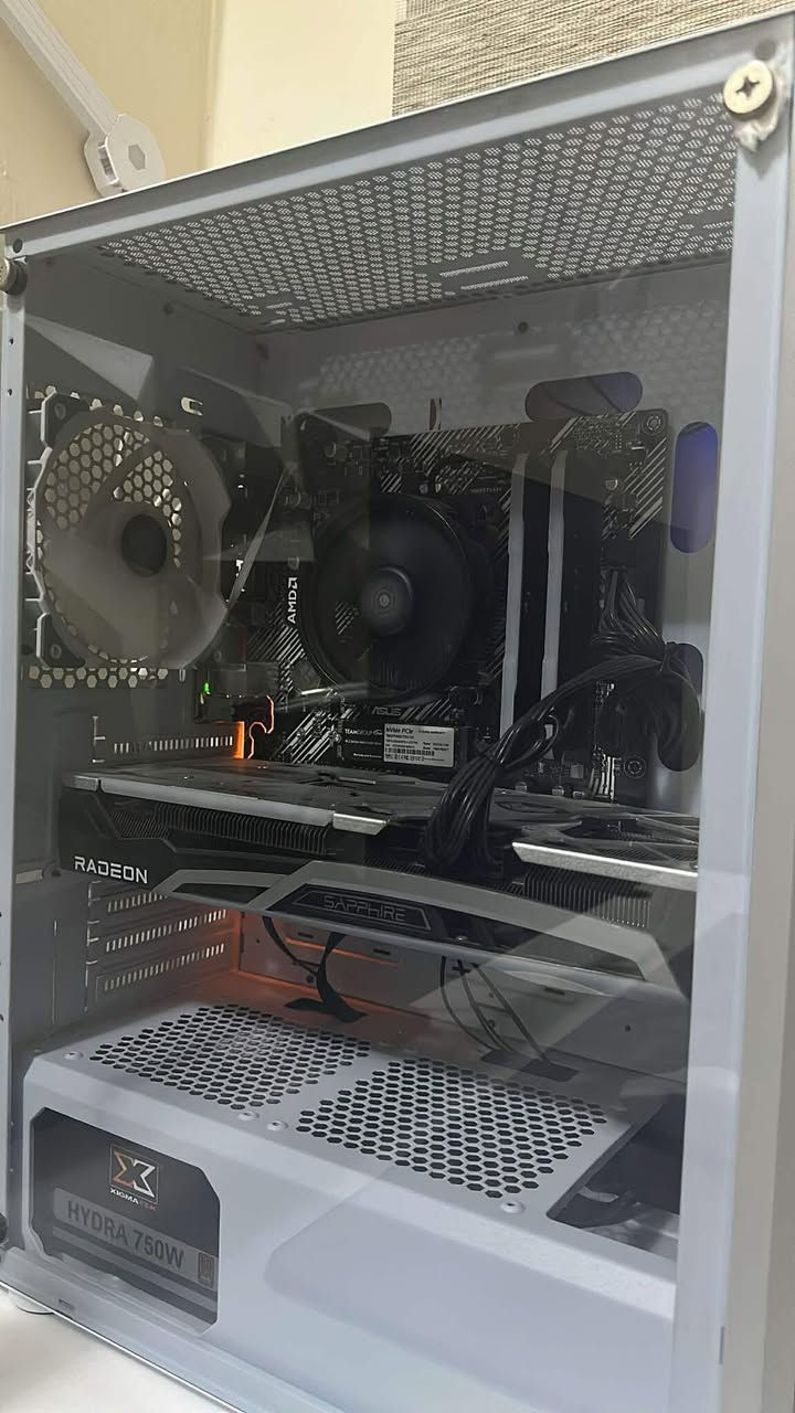 تجميعة مستعملة فول نظافة
CPU: AMD Ryzen 5 5600X (6 Cores / 12 Threads)

GPU: Sapphire Pulse RX 6700 XT 12GB 

Motherboard: ASUS PRIME B550M-K

RAM: 16GB (2×8GB) TeamGroup T-Force Delta RGB DDR4 3200MHz

Storage: TeamGroup MP33 1TB NVMe M.2 SSD

CPU Cooler: AMD Wraith Stealth

Power Supply: Xigmatek Hydra 750W Bronze

Case: Xigmatek Oreo White + 4 RGB Fans

Operating System: Windows 11 Pro
سعر مليون و ٢٠٠ بيها مجال


**إذا كنت صاحب هذا الإعلان وتريد حذفه لأي سبب، رجاءا أرسل رسالة إلى الدعم الفني**