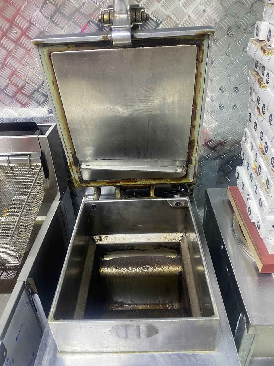 غراض مطعم للبيع جدر  كنتاكي وكرل منضي وغلايه منضديا للبيع لشراي يجي خاص ***********موجود وتساب
