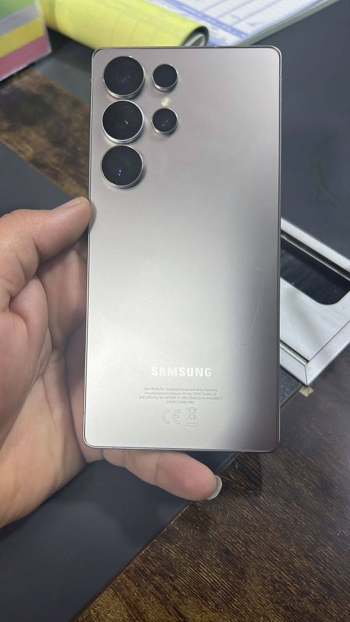 جهاز الترا نضافته مثل ما موضحة بالصورة بي شخط كلش بسيط الجهاز بعده بالضمان وكامل المل
