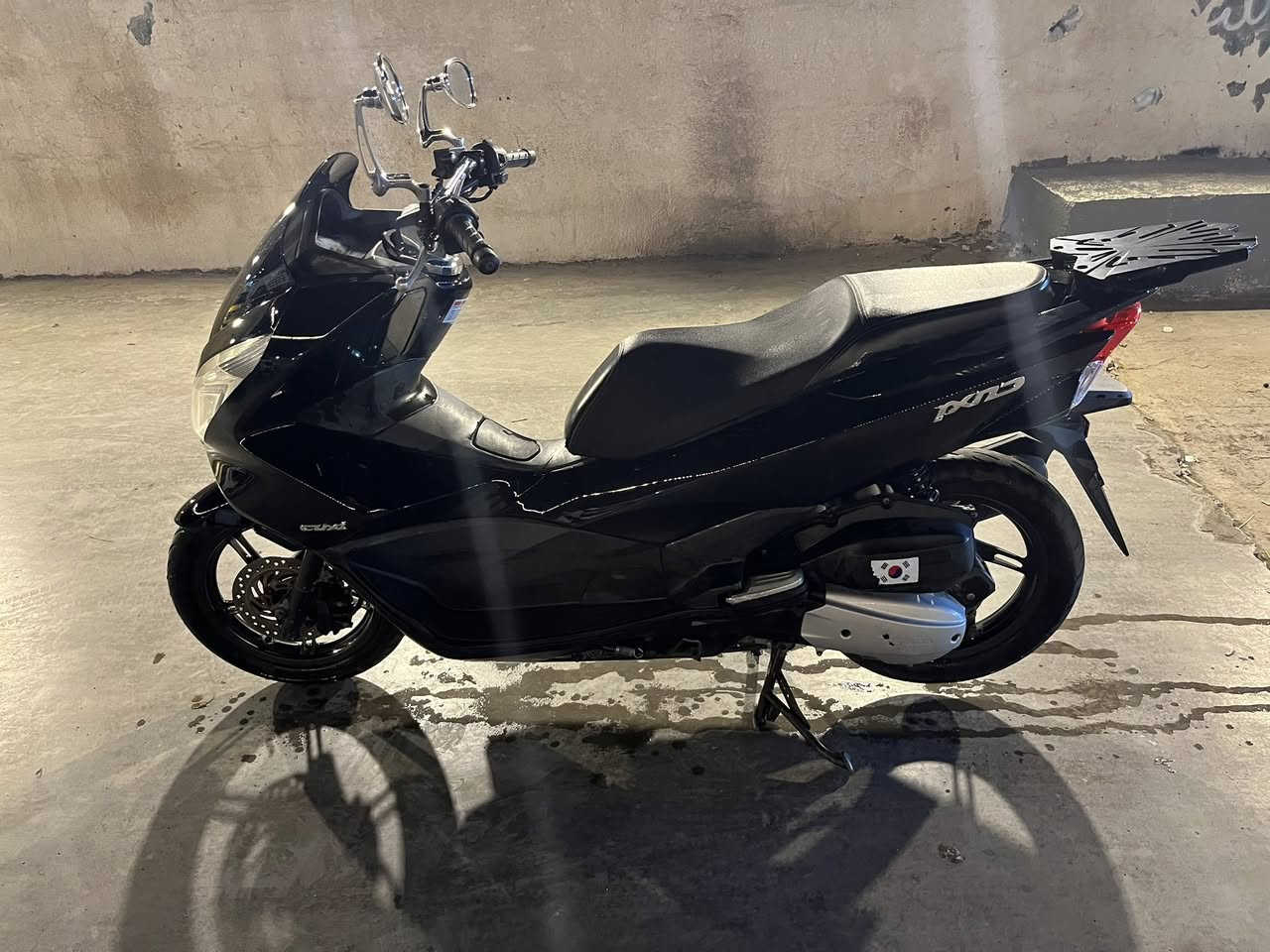 سلام عليكم دراجة PCX جيل ثاني ياباني الدراجة اخذتها من الرمبة وذبيتها بالبيت قليل اطلع بيها بدلت الكفر الاصلي بتجاري الاصلي موجود بدلته لغرض اللون الاصلي لونه رصاصي الدراجه جديده بمعنى الكلمه احلى من الصور ما مفتوح بيها برغي واحد ماشية 17 الف اني اخذتها ماشية 15 الف السعر 16 ورقة وبيها مجال للشراي
ما متواجد خاص ***********

